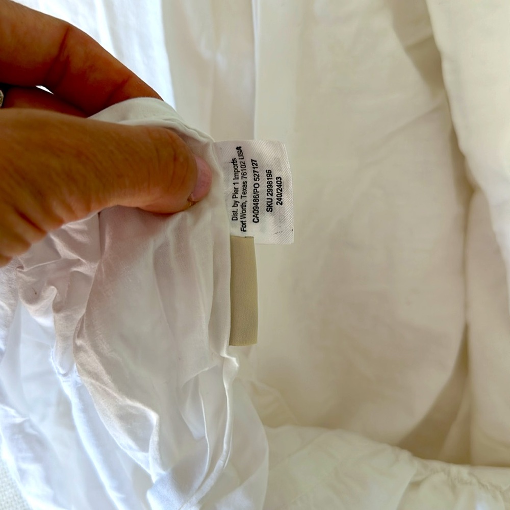 White cotton duvet cover with wrinkly face like flowers, perfect fit for any set - Picture 3 of 4